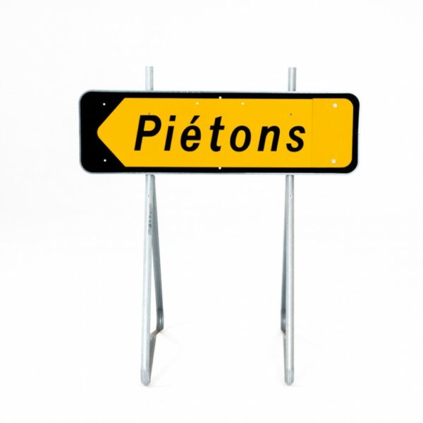 Panneau Piéton temporaire avec flèche interchangeable sur pieds solidaires